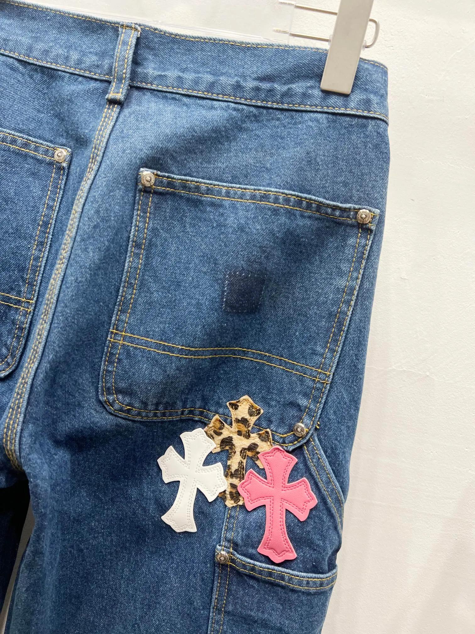 P260 Style No.: (c010) Chrome Hearts 1of1 🇲🇾Malaysian Exclusive｜Chrome Hearts Leopard Print Limited Overalls Styles with different washed textures, very friendly to people with thin legs and thick legs. The straight version is very flattering to the leg shape. Moderate length that never goes out of style, easy to match with casually, basic styling for various styles, a must-have in the wardrobe! The fabric is stiff but also makes the upper body soft without losing texture. The washing process is even more perfect. It is a must-have item for everyone! ! ! Washed wheat, hang tag, pants label, three labels complete Size: 28-30-32-34-36 Color: blue